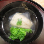 日本料理 太月 - お出汁は自分好み。 アイナメのうえには板わらび（わらびの粉を固めたもの）、そして菜の花が。