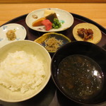 日本料理 太月 -  おみお付けはアオサの赤出汁。右上は仙台牛サーロインのしぐれ煮。