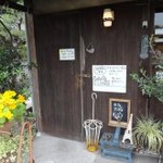 Kafe Andou - 入口のドアらしくないドア＾＾；