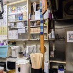 やきそば 和 - 超コンパクトな厨房。注文すると、ササッとミニ鉄板で調理してもらえる。出来立てが距離1mで即到着。