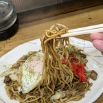 やきそば 和 - 牛すじコンニャク入りのやきそば。目玉焼きオンで更に豪華に。