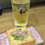やきそば 和 - 下町ハイボールと厚揚げ焼きでスタート。魚粉をかけると厚揚げが更に美味しい。