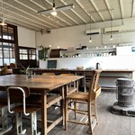 cafe ねこぱん - 厨房、ストーブも懐かしい