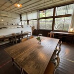 cafe ねこぱん - 真ん中テーブル