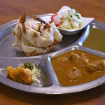 マーダル - 日曜12:32頃訪問│【パロタセット カレー2種@税込1,300円】ほうれん草カレー、トマトベースのチキンカレー