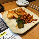 焼肉やっちゃん - キムチの盛り合わせ