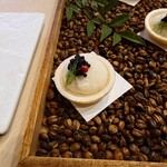 SHINARUKI - 本場では保存食である干鱈の臭みを牛乳で消してから
じゃがいもと混ぜる　と書かれていた

このお店のは干し鱈ではないだろうけれど、、、

その中にピンクペッパーのスパイスが効いていて美味しい