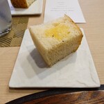 SHINARUKI - ▷ローズマリーのパン
表面を軽く焼かれていて
中はふんわりと柔らかく、心地良い口どけ

ローズマリーと爽やかでいい香りの
オリーブオイルと塩味が
適度に効いていて美味しいなあ♪