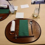 SHINARUKI - テーブルセットアップ状況

●ランチ45　4,950円

が予約されていて、ドリンクは

●エルダーフラワー　550円

合計　5,500円　を注文してみた