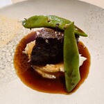 SHINARUKI - 
なのでチュールを食べた後だと、肉やソースが
対比により、味付けが薄味に感じてしまう

赤ワインの酸味感と、甘みの中に塩味もあり
頬肉の旨味感が出ている濃厚感のある赤ワインソース