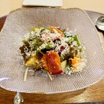 SHINARUKI - ▷彩サラダ
甘み感やコク感の中に、酢の爽やかさもある
絶妙な味わいなドレッシング

蒸されたかぼちゃやカリフラワー
柿などもあり
上からはグラナパダーノが掛けられていて
コク感を足され、美味しく頂ける