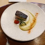SHINARUKI - ▷本日鮮魚のポワレとローゼルのピクルス
◯鰆のグリル
アンチョビとケイパーのソース
ピンク色の添えてある品はハイビスカスロゼという
ハイビスカスの花の蕾をピクルスにした品　との説明