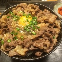 焼肉家 KAZU 神楽坂 -  肉丼（玉子のせ）（アップ）（ランチメニュー）