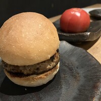 とり料理 鳥者 - もも肉のハンバーガーとフルーツトマト