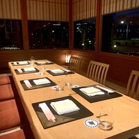 日本料理 八千代 - 角部屋個室、松の間は皇居のお堀を眺められます