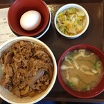 Sukiya - 今日のお昼、これで410円。すき家さんの牛丼並3点セットです。お腹いっぱい。ご飯少なめにすれば良かった。f^_^