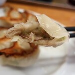 餃子工房ゆうき屋 - 餃子の断面。
