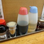 餃子工房ゆうき屋 - 卓上備品の様子。