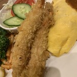 あけぼの - オムライスプレート（オムライス＆エビフライ2本 ）　1,980円　ソースを激辛カレー　＋165円