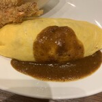 あけぼの - オムライスプレート（オムライス＆エビフライ2本 ）　1,980円　ソースを激辛カレー　＋165円