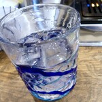 タン・シャリ・焼肉 たんたたん - グラスがドーン