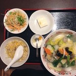 珍味館 - 海鮮タンメン＋半チャーハン（700円）