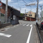 来来 -  大通りから一歩入った裏道にあります（写真奥が片島１丁目の交差点）。左手がお店なのですが、分かりづらいです