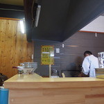 来来 - 5～6席しかないカウンターにお客さんが次々やってきます