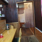 来来 -  「別館」とかかれた先にも席があるようで、常連さんがそちらに案内されていました