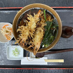 手打ちそば 乃田 - 歯に自信があれば頭から尻尾まで食べられます。