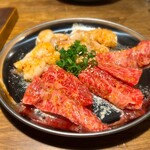生ホルモン 炭焼き 牛とろ - こちらは塩ダレの「ハラミ」と「ホルモン」