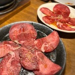 生ホルモン 炭焼き 牛とろ - 手前が「タン塩」、奥が「タンの塩ダレ」
      似て非なるもの。オススメはやはり塩ダレですね