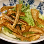 肉料理ふくなが - 牛蒡チップトッピング野菜サラダ