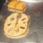 ニュー松坂 - 先ずは鉄パンで溶かしたバターで丁寧に味付けされたハッシュブラウンポテトとレンコン 