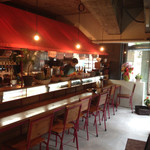 森のかぞく - 赤いテントが可愛い店内。