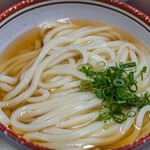 日の出製麺所 - 温かいかけうどん大(2玉) 240円