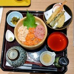 おひつごはん 四六時中 - 料理写真:夜得バラエティコース(サーモンまぐろたたきのご飯大盛り(320g)、ゆず塩だれ、天ぷら3点盛り)