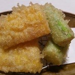 ひろ作 -  季節の天ぷら（帆立・アスパラ・とうもろこし）。