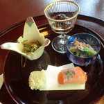  前菜：鱒木の芽寿司、小芋新引揚げ、ぶどう豆ほか