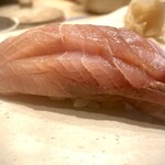 すしやのたい悟 - ブリ　「春先に南で生まれ、流藻に隠れて北上。冬の魚とされるが、季節ごとの味がある」（鮨図鑑）。流藻てとこだよcharmなpoint。