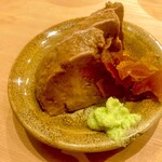 すしやのたい悟 - アンキモの煮付け　風呂上がりに月の昇りかけた見晴らし良い縁側半分開け放して、盆に乗せた硝子コップでお酒を飲みつつ猫の帰りを待って時々片肘枕もしもそんなことがあるなら贅沢にも手元に有ってほしい肴。