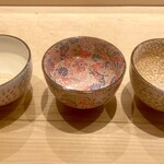 すしやのたい悟 - 日本酒のお試しの盃。瓶を下げていただいてからも、ちりちり飲みながらアンキモいただく。片肘枕なんて罰当たりはしない。