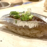 すしやのたい悟 - アジ　　一貫を前に栄養素の宝庫だとつい忘れてしまうアジには言えてない「ありがとう」ばかり。