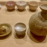 すしやのたい悟 - 特別純米「磯自慢」　　盃、徳利は二合。（つまり、一品目を半分以上食べ進んでしまうくらい、お試しの三つの盃は充分な嬉しい量だということ）。食べかけ写真にて失礼いたしました。