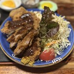 ホルモン栄楽 - とんかつは2枚。