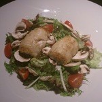  野菜サラダ、ブリ炙り白子のせ