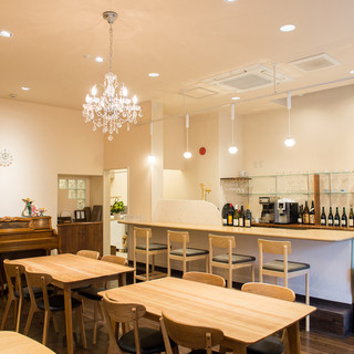 優しいウッド調の店内はココロまでキレイになる憩いの空間