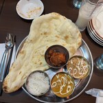 フードガーデン - K子チャンのレディースセットは、ダルカレーとチキンカレーの組み合わせ