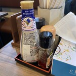 華園 - コンディメンツ。辣油には花椒入り。