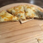 ジャズクラブダフネ - 食べかけで失礼しますが，アンチョビガーリックピザ：1,100円